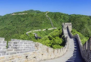 慕田峪长城 + 颐和园往返票（国旅 x ZANBUS 提供）【国旅集团信赖品牌，国旅集团是****，持有牌照的旅游巴士，安全保障。专属集合地点，紧邻地铁。 慕田峪长城公园内自助游4小时+颐和园3小时。 无需购物，无任何隐藏费用。无需麻烦，无需费心。】
