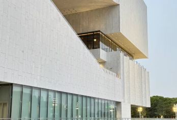 上海博物馆(东馆)半日游【穿越千年-文博老师深度讲解】【专业讲解：资深文博老师带队，沉浸解读上博馆藏领略青铜文化的厚重、玉文化的纯粹、陶瓷工艺的千年传承。】