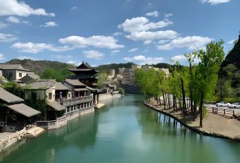 北京古北水镇+金山岭长城包车一日游【赏秋色之旅/上门接送】【长城脚下的星空小镇、北方古镇、古朴典雅、畅游山水间、尽赏江南风光，摇撸船，享尽小镇悠闲时光】