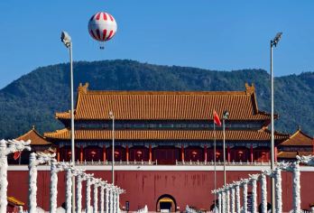 横店影视城一日游【含明清宫苑门票+接送】【上门接驳+纯玩无购，省心深度游：杭州市区上门接，直达横店；专业导游讲解，全程无忧，尽情沉浸影视世界。】