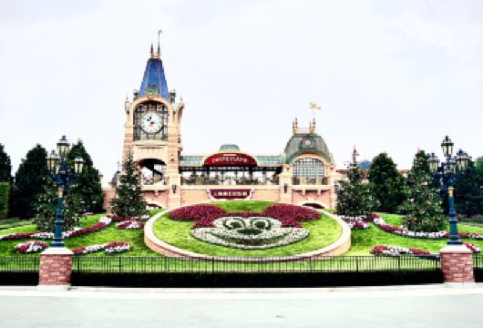 上海迪士尼1日票+快速入园+11尊享卡(烟花vip)外语管家【从专属通道快速入园，避免高峰客流人群的拥挤，米奇童话专列巡游预留观赏区，以及前排黄金区欣赏震撼烟花秀】