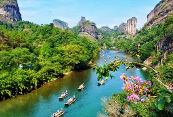 武夷山国家公园+九曲溪竹筏漂流+印象大红袍+茶文化体验一日游【[双世遗奇观，尽享自然与人文精粹]武夷山国家公园集“世界文化与自然双遗产”于一身的胜地】