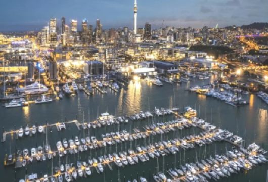 新西兰天空塔+码头大楼+凯利塔顿海底世界+战争纪念博物馆日游【奥克兰天空塔； 是南半球至高的建筑之一，天空塔提供360°全市面貌。可在享受美食的同时欣赏城市美景.】