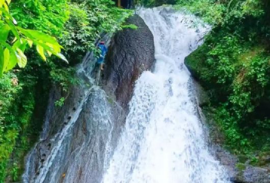 桂林漓江古东瀑布+冠岩景区一日游【[特色体验]可攀爬的瀑布，亲水零距离； 冠岩 “海陆空” 立体探险，丛林穿越、悬空吊桥、溜索多重体验】
