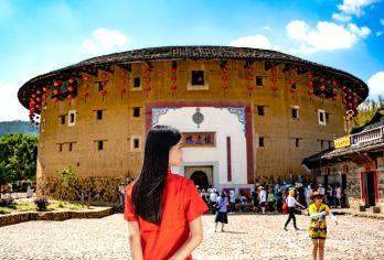 福建土楼南靖云水谣景区+永定土楼一日游【8人团非遗手作可选】【[舒适出行]可选优享大团升级头等舱航空座椅，全程高速，宽敞舒适，赠送登楼体验，升级特色圆笼餐】