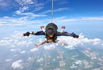 湖北荆门高空跳伞基地一日游【3000米跳伞+空中酷炫拍摄】【[刺激体验]高空自由落体，俯瞰震撼美景；】