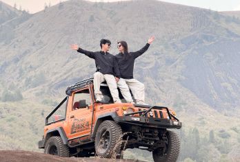 巴杜尔山吉普车日落与黑色熔岩之旅【我们的专业摄影师会捕捉每个精彩瞬间，让您无忧无虑地享受旅程，带着巴厘岛的专业回忆回家。 从我们特殊的吉普车视角欣赏令人惊叹的日落，欣赏巴杜尔山、巴杜尔湖和周围连绵起伏的丘陵的壮丽景色。 乘坐四轮驱动吉普车穿越巴杜尔山壮观的黑色熔岩区，崎岖的火山地貌为您带来难忘的冒险体验。】