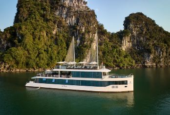 河内：翡翠帆船豪华一日游前往下龙湾和兰哈湾，提供自助午餐和豪华轿车【豪华轿车在河内老城区的酒店接送 享用令人垂涎的越南籍融合美食自助午餐 划皮划艇穿过一系列石笋洞穴，进入隐藏的泻湖，在宁静的海湾游泳，周围环绕着令人惊叹的风景】