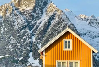 挪威罗弗敦群岛+达拉姆伯格白沙滩+莱克内斯邂逅北极圈蓝白秘境【聚焦群岛西侧的超美沙滩搭配雪山背景，能体验北极圈内独特的海岸浪漫适合喜欢悠闲漫步、享受自然风光的游客】