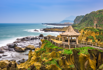 九份老街+和平岛夕阳+基隆夜市小吃一日游【台北出发｜含门票】【一日游览北台湾知名景点：漫步美丽的山城九份、走访和平岛公园、品尝基隆夜市知名小吃】