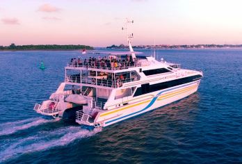 巴厘岛蓝梦岛海滩俱乐部豪华游轮游船度假村日落晚餐珊瑚礁一日游【当地特色歌舞表演与人妖秀热力上演，香甜甜品持续供应至 20:15，精彩与美味同步续航！】