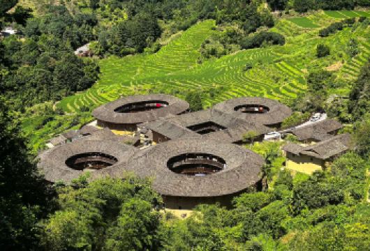 福建土楼云水谣+田螺坑土楼群双线一日游【全程无需换乘+纯玩】【[车辆直达景区]VIP通道，车可进入景区，无需换乘景交车，交通时间短，游玩时间长，旺季提前一小时出发】