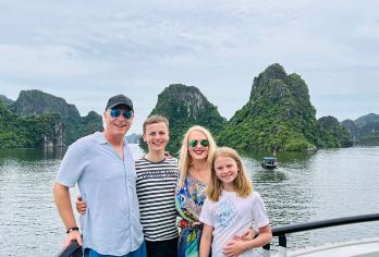 下龙湾7小时拉卡斯塔游船之旅——豪华自助午餐、按摩浴缸及河内出发豪华轿车接送【享受7小时的游轮之旅，船上配备现代化设施，可欣赏全景，并设有舒适的按摩浴缸。 一边欣赏壮丽的石灰岩喀斯特地貌，一边享用美味的越南籍海鲜自助餐。 乘坐 VIP 豪华轿车接送，享受舒适的旅程，让您的一日游轻松无忧。】