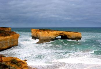 澳大利亚大洋路包车一日游【明星产品/中文司导/酒店接送】【大洋路被誉为全球醉美沿海公路，该行程为私人包车团，根据人数可以选择相关车型，省去自驾的烦恼和疲劳。】