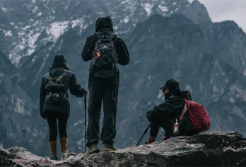 虎跳峡+中虎跳徒步一日游【专业领队服务+赠登山杖矿泉水】【[专业领队，全程带领]配备了专业的中虎跳领队，全程带领，行程无忧虑，带路，聊天，拍照，情绪价值到位】