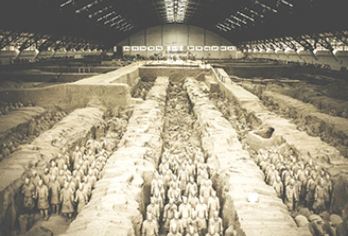 秦始皇帝陵博物院(兵马俑)+华清宫+《驼铃传奇》（贵宾区）【[ ]含景区首道大门票、赠1午 餐及景点耳麦（赠送午餐，不吃不退）、天天发团[西安二环内上门接]】