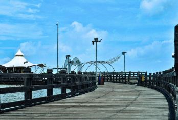雅加达海滨乐趣：Ancol 和 PIK 一日游|多语言指南【享受美丽的海滩、海滨娱乐和标志性的海滨景点。 体验热带主题氛围，时尚的咖啡馆、美味佳肴和热闹的夜晚氛围，非常适合拍照和放松。 在精通多种语言的专业导游的带领下舒适地旅行，确保您的旅途顺利、信息丰富且愉快。】