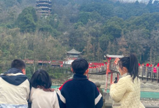 都江堰亲子研学半日游【门票+亲子研学/探索古堰黑科技】【[专业讲师团]带您亲临都江堰，揭秘千年水利工程的黑科技，开起一段有趣有料的亲子时光】