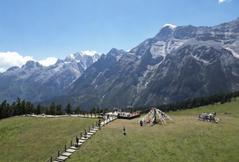 丽江玉龙雪山景区【云杉坪/牦牛坪+蓝月谷一日游+8人团】【[日照金山]免费升级早出发看日出，一览雪山美景，才不虚此行（不想早起需下单时提前咨询客服7点晚出发）】