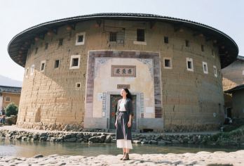 【漳州出发】南靖云水谣+永定高北土楼纯玩一日游18人团赠登楼【带您探秘南靖云水谣古镇的独特魅力，感受怀远楼、和贵楼的古朴韵味，欣赏土楼之光文化园的高空景观】