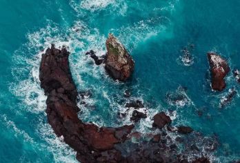 西南线C：追海豚+汉拿山+柱状节理带+狭才海水浴场【挟才海水浴场 白色沙滩由贝壳粉末构成，与蔚蓝海水形成鲜明对比。沙滩延伸至海中的Z字形小岛及灯塔构成】