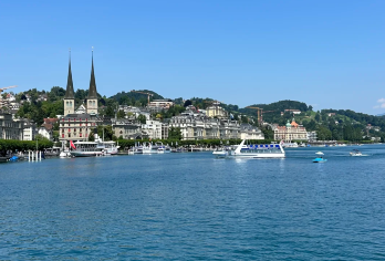 瑞士苏黎世出发 · 卢塞恩中文专车一日游｜湖光山色＋老城漫步【卢塞恩湖 –湖水如镜，倒映着皮拉图斯山，尽览阿尔卑斯山壮丽风光。】