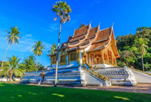 琅勃拉邦普西山一日游【琅勃拉邦必看景点，包括普西山】【从参观皇宫博物馆开始您的一天，在那里您可以探索皇家时期的文物并深入了解老挝的历史和文化。】