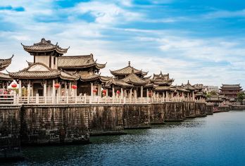 汕头出发|潮州古城牌坊街+广济桥+龙湖古寨一日游【纯玩出行】【[品质优选]安排本地优质司机，热情友善，熟线路，带避坑，懂美食，全程保驾护航】