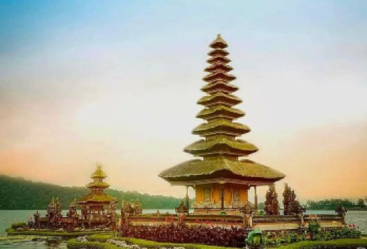 巴厘岛北部双湖徒步旅行，包括寺庙之旅和瀑布之旅【参观乌伦达努贝拉坦寺 (Ulun Danu Beratan Temple)，欣赏湖景。 徒步穿越丛林，欣赏绿色森林和双湖美景，还可以划独木舟。 您可以在茂密的 Banyumala 瀑布游泳并欣赏绿色森林。】