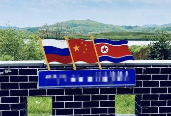 防川图们边境风光一日游【一眼望三国——延吉起止一上门接】【延吉-珲春-圈河口岸-防川第一村-龙虎阁-吴大澂雕像-图们口岸 旅行社有权根据天气因素调整行程顺序。】