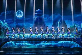 桂林：漓江游船和阳朔浪漫秀一日游【一天之内游览桂林和阳朔两大亮点，可送至阳朔酒店。 乘坐漓江游船，欣赏秀丽风光。 尽享各种三星级或四星级船票优惠】