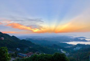 十分+平溪+九份老街+基隆庙口夜市包车游【台北出发】【台北出发，自由调配时间超弹性，交由专业的中／英／韩 / 日语司机载你四处走！】