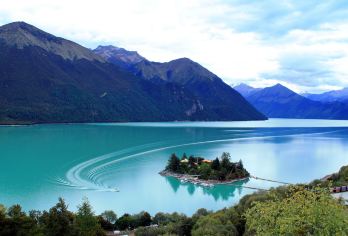 8人团丨林芝出发巴松措+湖心岛纯玩1日游丨卡定沟/游艇多玩法【[多玩法]林芝当地出发，巴松措为核心景点，可搭配卡定沟/游艇/可定回拉萨套餐】