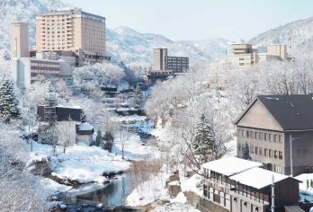 日本定山溪温泉头大佛北海道神宫白色恋人公园藻岩山一日游【定山溪温泉，藏在札幌郊外山谷中的一片静谧之地，被誉为“札幌的后花园”。】
