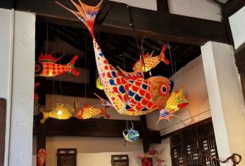 【私家团】呈坎鱼灯+徽州古城+西溪南丨日游+夜游丨专车专导【呈坎鱼灯夜游：暮色中，加入永兴湖畔的巡游队伍。灯影流转于荷塘与古巷，宛如步入“徽州版《长安十二时辰》】