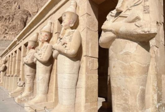 卢克索｜中文包车一日游：帝王谷+四大神庙【一日内高效串联尼罗河东、西两岸核心遗迹，从皇家陵墓到宏伟神庙，呈现古埃及文明的全景画卷。】