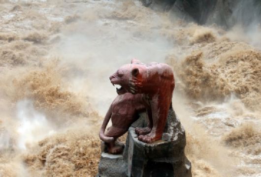 丽江出发参观虎跳峡使用车辆运输服务【[品质出行]因地域问题服务的司机用手机翻译软件交流，会为您提供优质服务】
