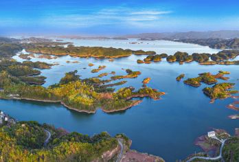 “黄山-千岛湖”中心湖区一日游【深渡往返】【穿行新安江水墨丹青画卷，青山碧水交融，抵千岛湖中心湖区，登梅峰岛俯瞰千岛胜境，漫步月光岛赏湖光潋滟】