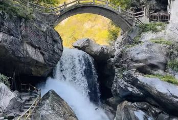 红河谷*斗姆瀑布一日游【含门票/三环内上门接送】周边游【地处秦岭主峰太白山北麓红河流域，东临太白山国家森林公园，春风拂面，踏青赏花，亲子溜娃好去处】