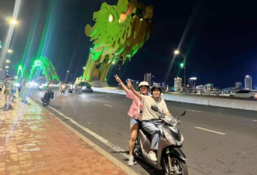 岘港地标城市之旅 & 女骑手的咖啡文化之旅【探索锁桥、龙桥、亚太经合组织公园、安龙宝塔、粉红教堂、Con 市场和其他隐藏的地标。 每个地标都深深地体现了我们的文化、习惯和精神，就像我们生活的气息一样。 坐在隐秘的角落品尝椰子咖啡或盐咖啡或牛油果咖啡，了解我们的咖啡文化。】