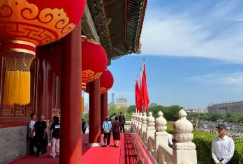 天安门城楼+广场+中国国家博物馆【可选景山精讲醉美中轴线】【[讲解服务]包含古代中国人工讲解服务，了解相关历史，一览国之风采】