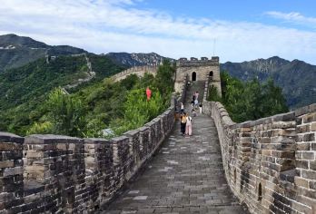 慕田峪长城和明十三陵私人中转之旅，配备英语司机【持VIP快速通行证避开慕田峪长城的人潮 会说英语的司机 在自由活动时间，您可以按照自己的节奏游览长城和明十三陵。】
