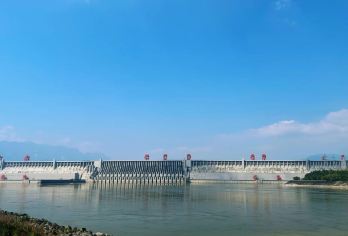 葛洲坝船闸+西陵峡风景区+三峡垂直升船机【两坝一峡全域游】【观世纪工程国之重器三峡大坝，体验乘百米升船电梯，览三峡大坝高峡平湖风光，舒适船游老少皆宜。】