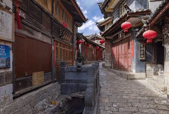 丽江24小时快闪包车| 游古城赏雪山吃美食沉浸式体验当地特色【当地“老司机”车技过硬，经验丰富，车辆正规 安全舒适；包车价≈打车费，省时省力，景点可自由搭配】