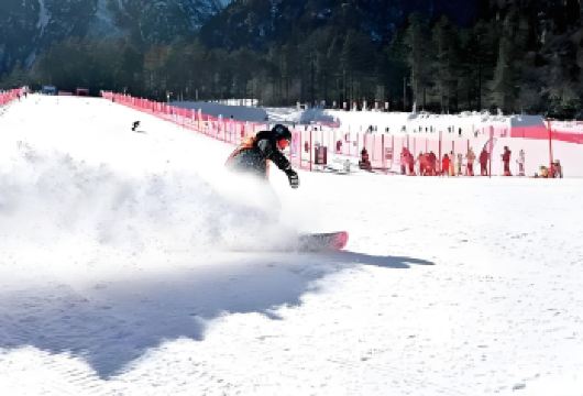 成都周边小众滑雪胜地 汶川羌人谷包车一日游【人少景美】【10 条专业雪道搭配吊厢索道，新手达人皆可畅滑。】