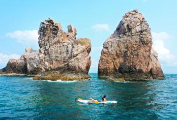 陵水双帆石探秘之旅浮潜＋网红双体帆＋玻璃船＋海上滑梯＋摩托艇【网红双体游艇旅拍摄影、浆板打卡美拍、玻璃船无人机 航拍摄影、玻璃海浮潜拍照、双帆石旅拍写真、】