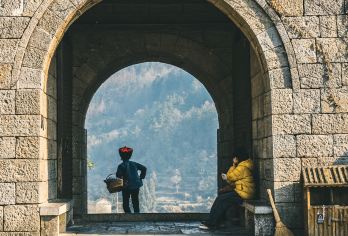 拉毫营盘石板寨+飞水谷一日游【一价全含凤凰古城苗寨精品线路】【门票一价全含，包含游艇、特色苗家餐、往返交通】