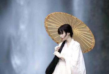 凤凰古城飞水谷+《凤凰样子》大型传统实景篝火晚会一日游【[费用透明]产品包含了景点门票、中餐、往返交通、本地向导服务，品质保障、纯玩之选。】