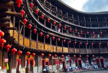 漳州南靖土楼田螺坑四菜一汤+云水谣8人头等舱高标农家餐一日游【[高标特色农家餐]精选景区内特色餐厅+人均50元高餐标+现炒可口农家菜，吃得放心！】