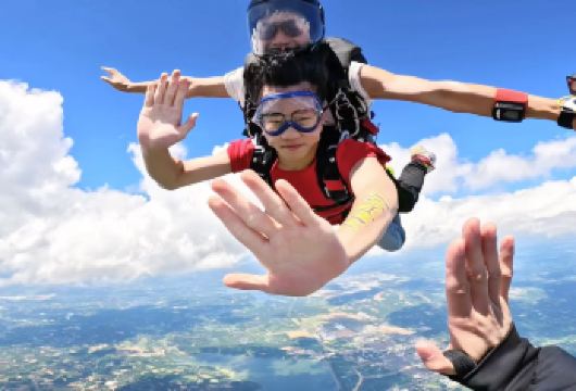 成都洛带跳伞基地一日游【成都洛带4000米跳伞+摄像跟拍】【[刺激嗨玩]4000米高空跳伞，高清摄像跟拍】